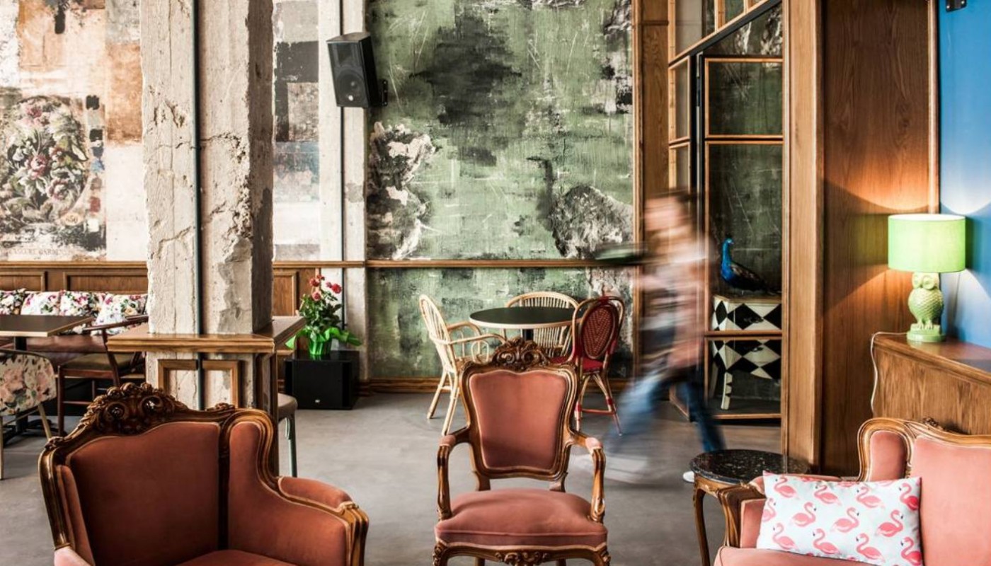 MR. PEACOCK, ΕΝΑ ΜΠΑΡ ΜΕ ΔΙΚΗ ΤΟΥ ΑΤΜΟΣΦΑΙΡΑ | The Bars