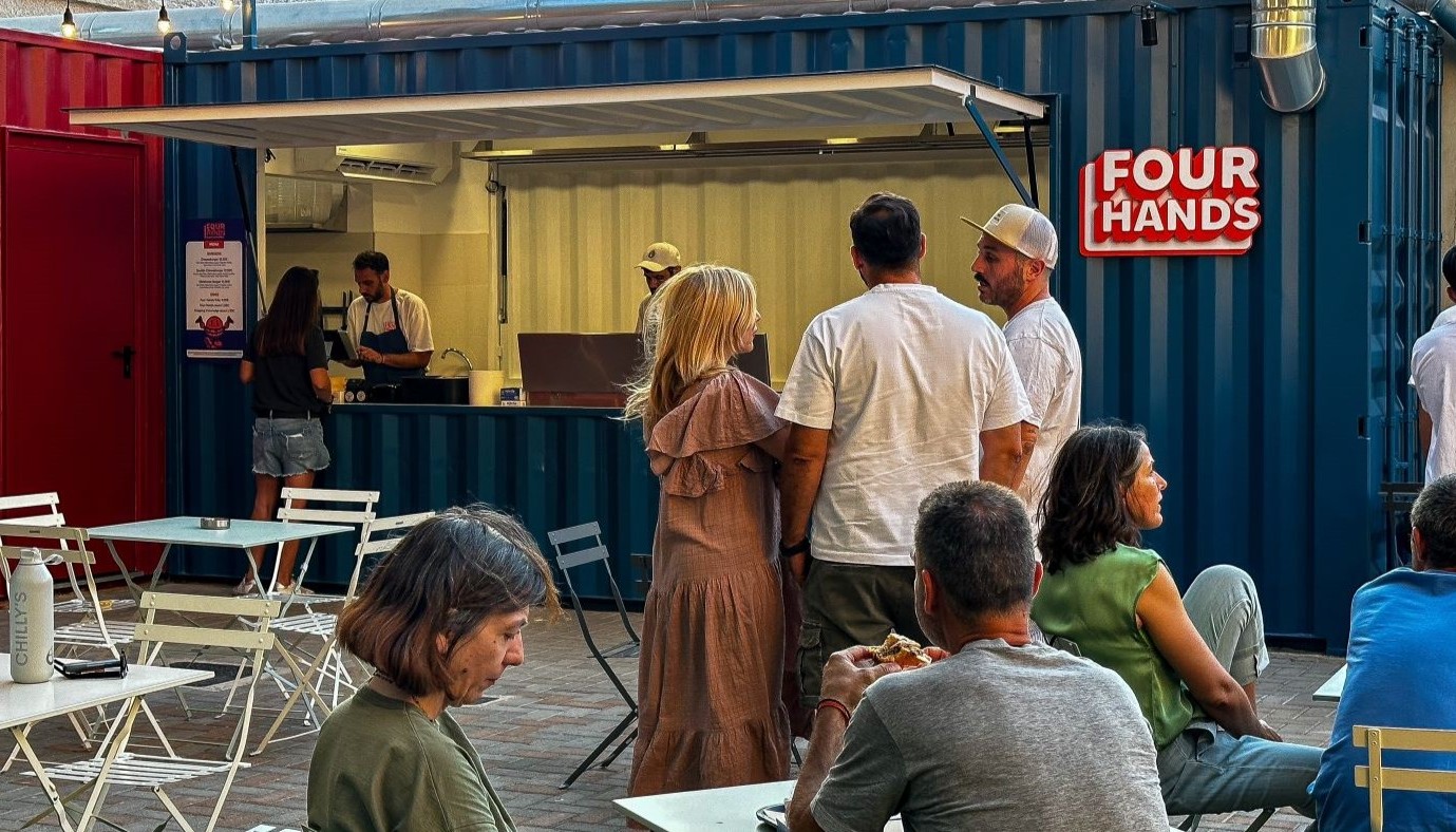 FOUR HANDS: BURGERS ΦΩΤΙΣΜΕΝΑ ΜΕ ΑΣΤΕΡΙΑ MICHELIN | Νέα