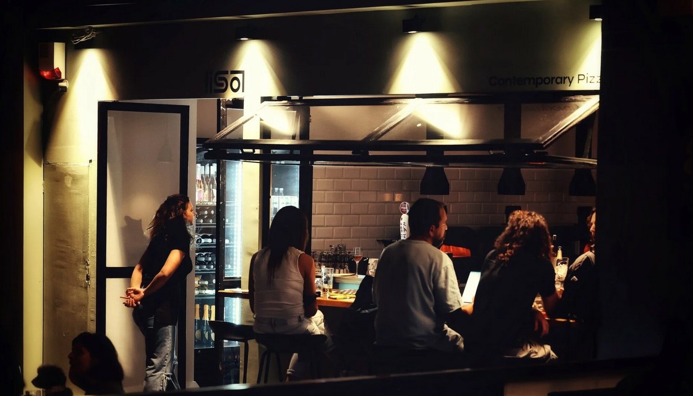 LISA ATHENS: ΝΑΠΟΛΙΤΑΝΙΚΗ PIZZA WITH A TWIST | Θέματα