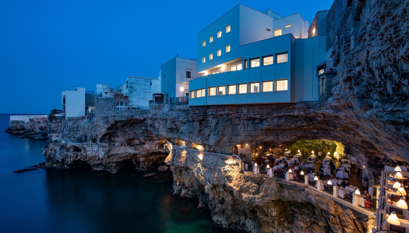 O MARTINO RUGGIERI ΑΝΑΒΙΩΝΕΙ ΤΟ ΘΡΥΛΙΚΟ GROTTA PALAZZESE | Globe-Eater