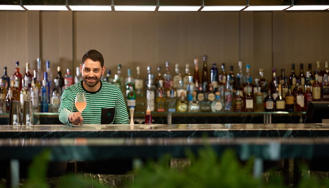COCKTAILS ΜΕ ΙΣΤΟΡΙΑ ΣΤΗΝ ΑΙΓΛΗ ΖΑΠΠΕΙΟΥ: ΕΚΕΙ ΟΠΟΥ ΤΟ ΠΑΡΕΛΘΟΝ ΣΥΝΑΝΤΑ ΤΟ ΠΑΡΟΝ | The Bars