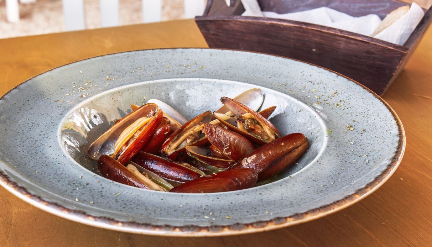 ΠΕΤΡΟΣΩΛΗΝΕΣ ΚΑΙ ΑΛΛΑ ΑΠΑΓΟΡΕΥΜΕΝΑ ΣΤΟ ΠΙΑΤΟ ΜΑΣ | Editor's Note