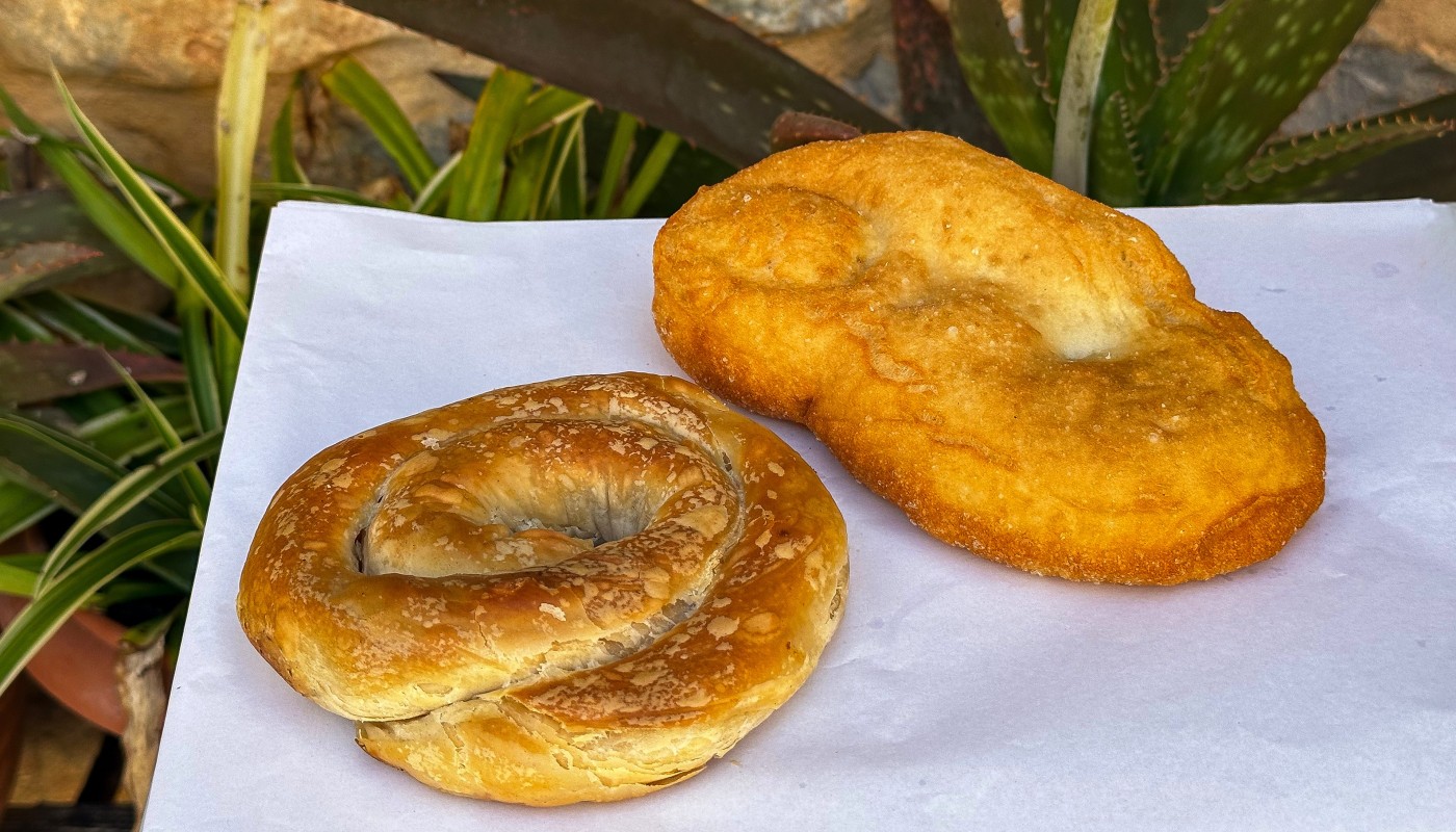 Η ΤΡΑΓΑΝΗ ΣΤΡΙΦΤΗ ΤΥΡΟΠΙΤΑ ΚΑΙ Η ΑΦΡΑΤΗ ΤΡΑΒΗΧΤΗ ΣΤΟ ΨΩΜΙ ΤΗΣ ΜΗΛΙΑΣ ΣΤΗ ΜΑΝΗ | Βρώμικα Μυστικά