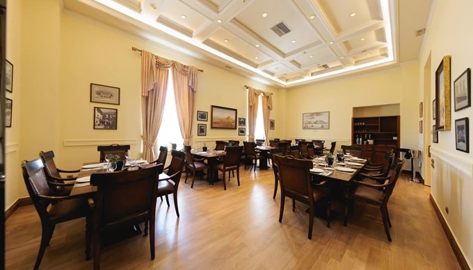 ΙΑΜΒΟΣ: ΕΝΑ ΝΕΟ ΕΣΤΙΑΤΟΡΙΟ ΜΕ ΕΛΛΗΝΙΚΗ ΚΟΥΖΙΝΑ ΚΑΙ ΤΗΝ ΥΠΟΓΡΑΦΗ ΤΟΥ «ΔΕΙΠΝΟΣΟΦΙΣΤΗΡΙΟΝ» ΣΤΗΝ ΚΑΡΔΙΑ ΤΗΣ ΑΘΗΝΑΣ | Νέα