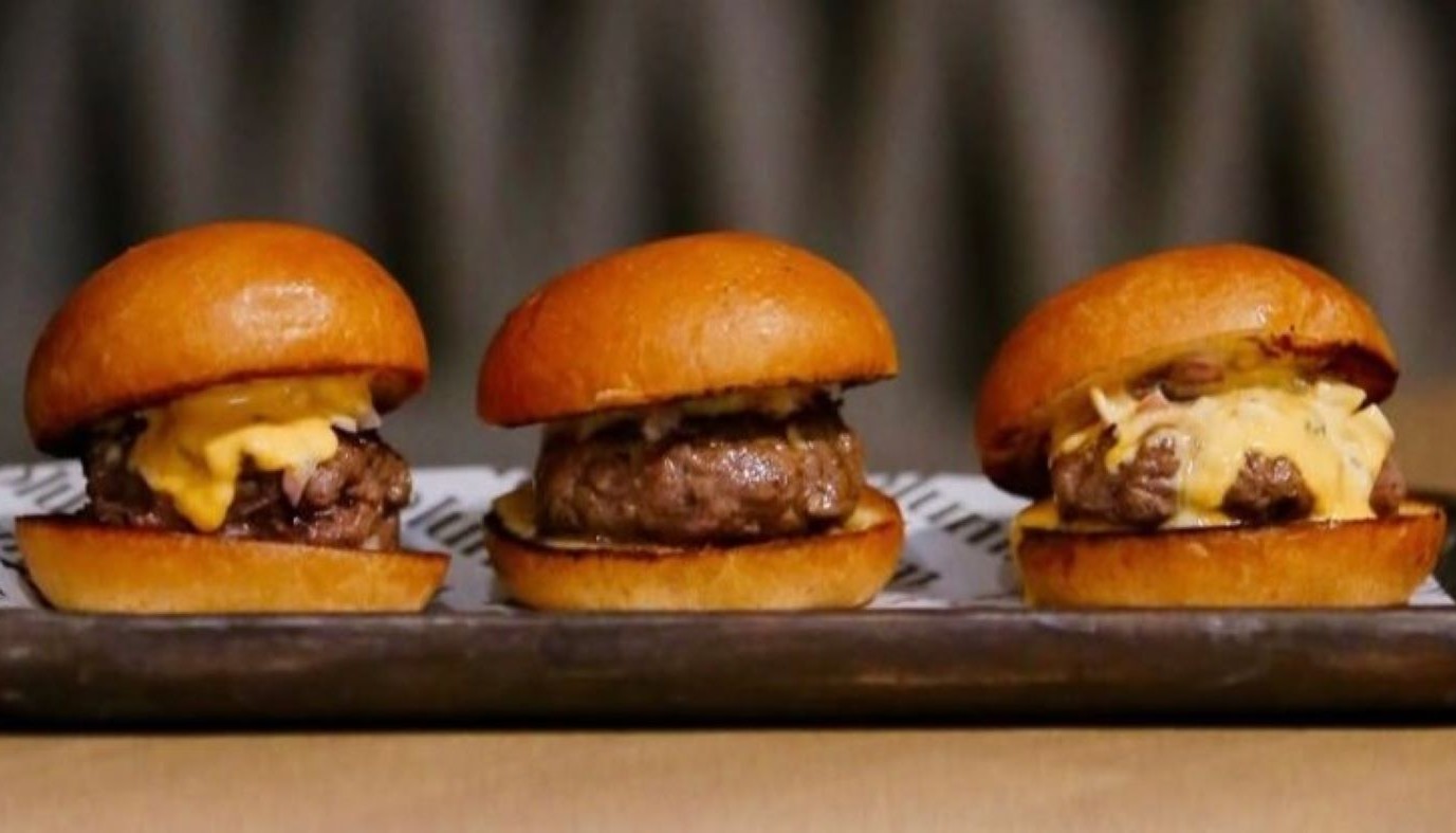 ΤΟ ΥΠΕΡΟΧΟ BLACK ANGUS SLIDER ΣΤΟ ΕΒΙΒΑ ΣΤΗΝ ΚΟΡΙΝΘΟ | Βρώμικα Μυστικά