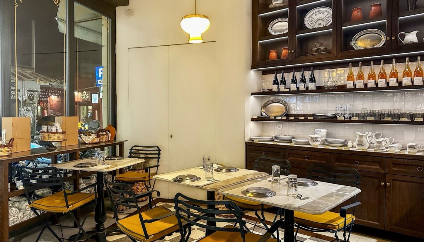 TAVERNA ERMOU: ΠΑΡΑΔΟΣΙΑΚΕΣ ΕΛΛΗΝΙΚΕΣ ΓΕΥΣΕΙΣ ΜΕ ΣΥΓΧΡΟΝΗ ΜΑΤΙΑ | Νέα