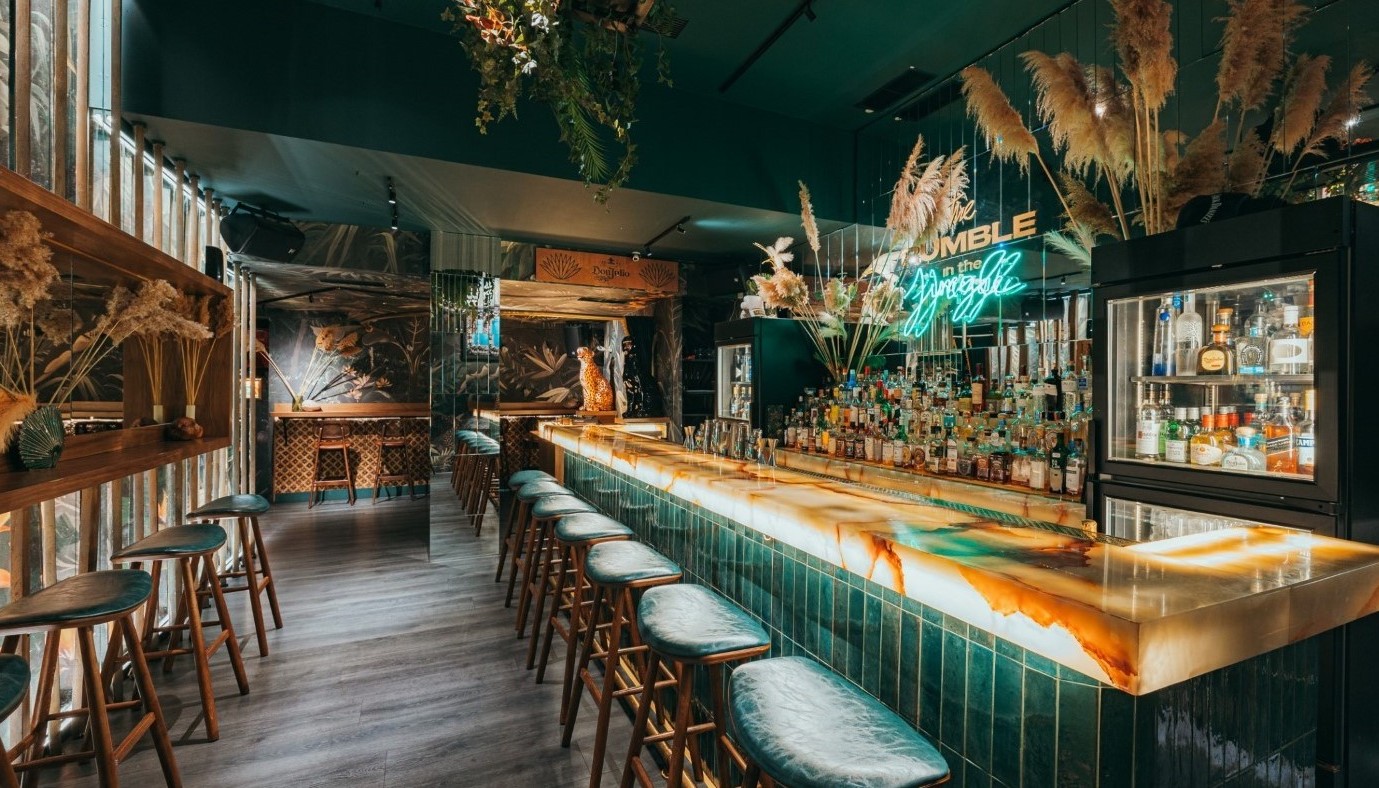 THE BAR IN FRONT OF THE BAR: ΑΠΟ ΕΝΑ ΠΟΤΗΡΙ ΣΤΟ ΧΕΡΙ ΣΤΗΝ ΚΟΡΥΦΗ ΤΟΥ ΚΟΣΜΟΥ | The Bars