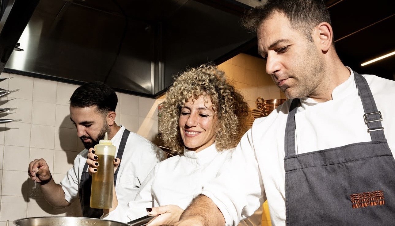 YABOO: ΕΝΑ RESTAURANT BAR ΕΚΠΛΗΞΗ ΜΕ ΤΗ ΣΦΡΑΓΙΔΑ ΤΗΣ ΓΕΩΡΓΙΑΝΝΑΣ ΧΙΛΙΑΔΑΚΗ ΣΤΟΝ ΠΕΙΡΑΙΑ | Κριτικές Εστιατορίων