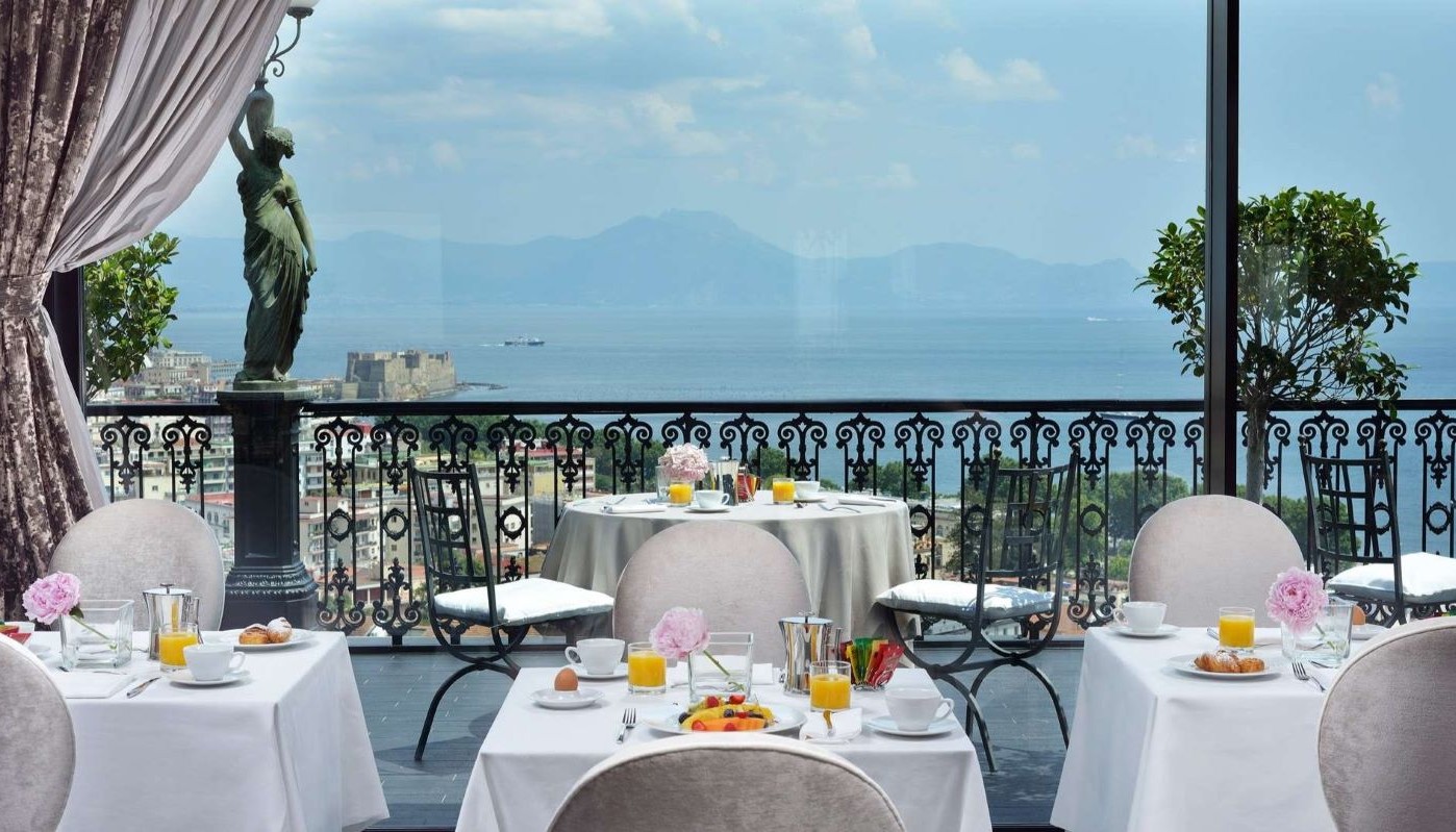 GRAND HOTEL PARKER’S: ΤΟ ΙΣΤΟΡΙΚΟΤΕΡΟ ΞΕΝΟΔΟΧΕΙΟ ΣΤΗ ΝΑΠΟΛΗ ΣΕΡΒΙΡΕΙ ΜΙΑ ΕΚΠΛΗΚΤΙΚΗ ΘΕΑ ΚΑΙ ΔΙΑΣΤΕΡΕΣ ΓΕΥΣΕΙΣ | Globe-Eater