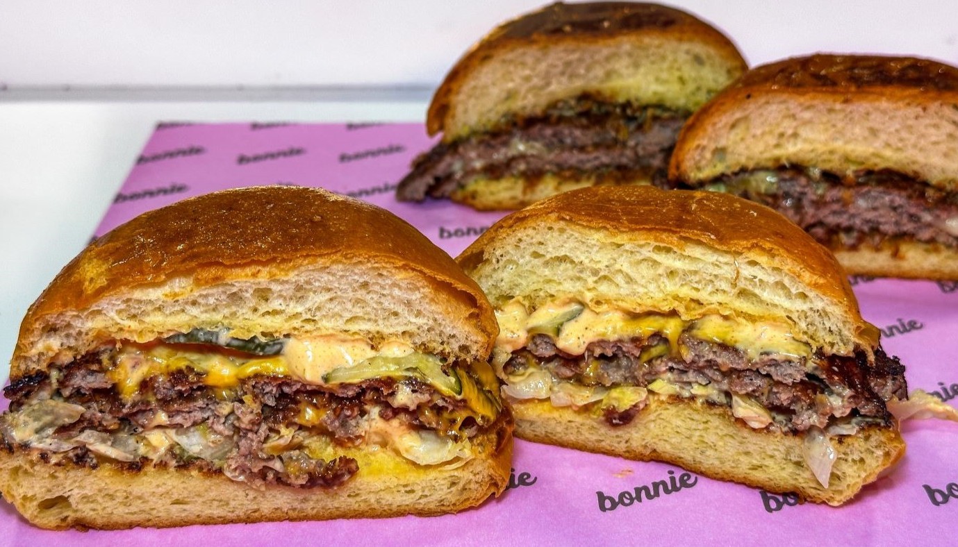 BONNIE BURGERS: SMASHING SPREE ΣΤΟ ΚΟΥΚΑΚΙ | Νέα