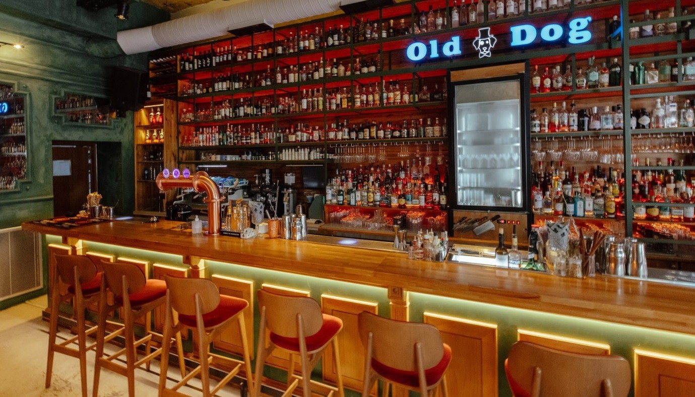 OLD DOG: ΜΙΑ ΔΕΚΑΕΤΙΑ ΩΡΙΜΟΤΗΤΑΣ ΚΑΙ ΕΝΑΣ ΕΝΤΥΠΩΣΙΑΚΟΣ ΝΕΟΣ ΚΑΤΑΛΟΓΟΣ COCKTAILS | The Bars