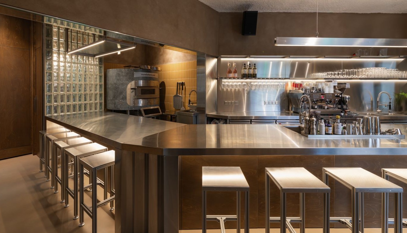 PAF: Η ΤΕΧΝΗ ΤΗΣ ΑΠΛΟΤΗΤΑΣ ΣΤΑ COCKTAILS ΤΗΣ ΠΟΠΗΣ ΣΕΒΑΣΤΟΥ ΔΙΝΕΙ ΑΛΛΗ ΠΝΟΗ ΣΕ ΕΝΑ PIZZA BAR ΣΤΗΝ ΠΛΑΤΕΙΑ ΒΑΡΝΑΒΑ | The Bars