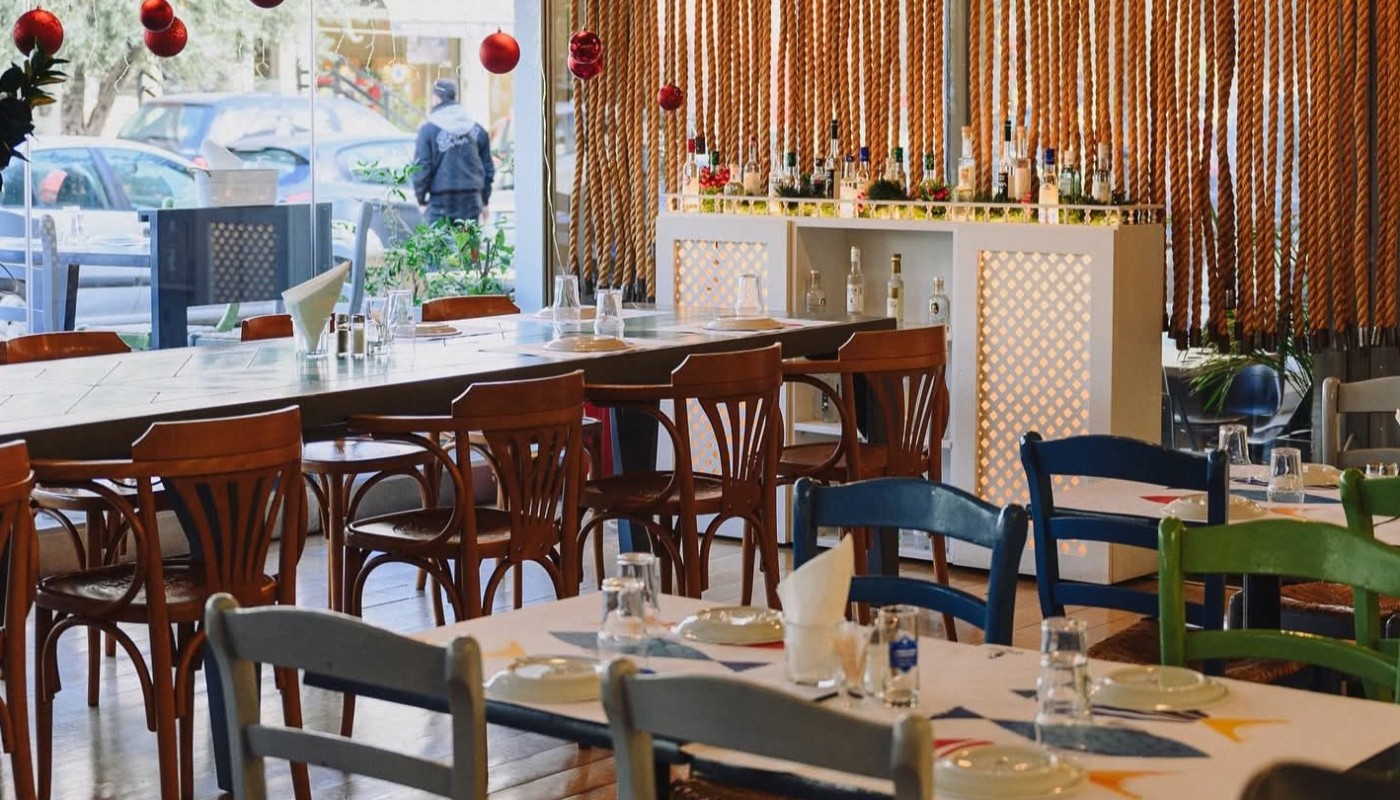 ΨΑΡΟΥ: ΘΑΛΑΣΣΙΝΟΙ ΜΕΖΕΔΕΣ, ΦΡΕΣΚΑ ΨΑΡΙΑ ΚΑΙ SUSHI, ΣΤΗ ΓΛΥΦΑΔΑ | Νέα