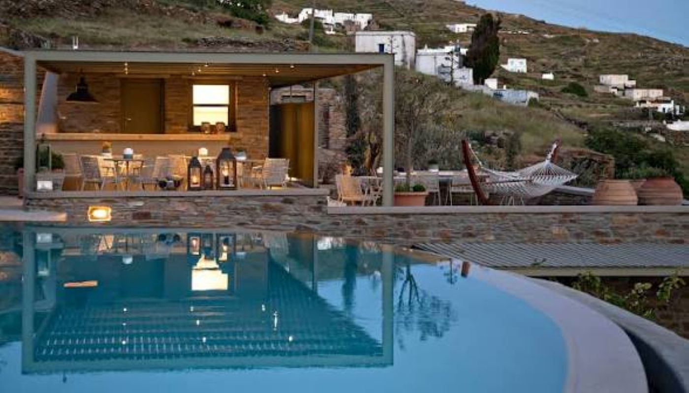 ISOLEA: ΝΕΑ ΕΠΟΧΗ ΣΤΟ AEOLIS TINOS SUITES ΜΕ ΤΟΝ ΕΥΡΙΠΙΔΗ ΑΠΟΣΤΟΛΙΔΗ ΚΑΙ ΤΟΝ ΔΗΜΗΤΡΗ ΚΑΡΟΥΣΙΩΤΗ | Νέα