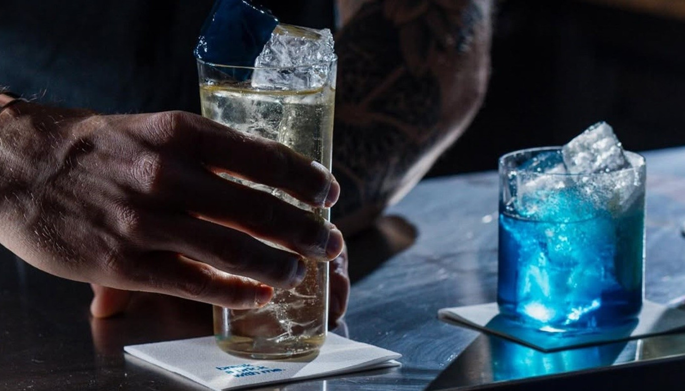 BLUE BRICK: Η ΑΡΧΙΤΕΚΤΟΝΙΚΗ ΤΟΥ FINE DRINKING ΕΠΑΝΑΠΡΟΣΔΙΟΡΙΖΕΙ ΤΗ ΝΥΧΤΑ ΣΤΗ ΔΡΑΓΑΤΣΑΝΙΟΥ | The Bars