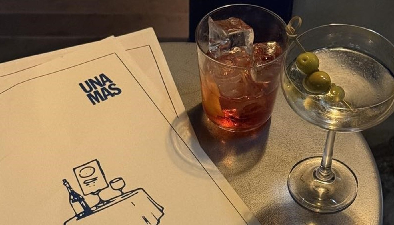 ΚΡΑΣΙ, TAPAS ΚΑΙ JAZZ ΣΤΟΝ ΠΕΖΟΔΡΟΜΟ: ΤΟ UNA MAS ΕΙΝΑΙ ΤΟ ΙΔΑΝΙΚΟ MEETING POINT ΤΟΥ ΦΕΤΙΝΟΥ ΚΑΛΟΚΑΙΡΙΟΥ | The Bars