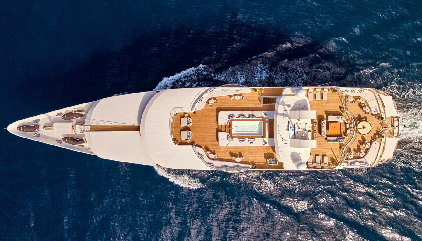 FLOATING ART HOTEL, ΕΝΑ SUPERYACHT ΠΟΥ ΛΕΙΤΟΥΡΓΕΙ ΩΣ ΞΕΝΟΔΟΧΕΙΟ, ΛΕΣΧΗ ΜΕΛΩΝ ΚΑΙ ΓΚΑΛΕΡΙ | Objects of Desire