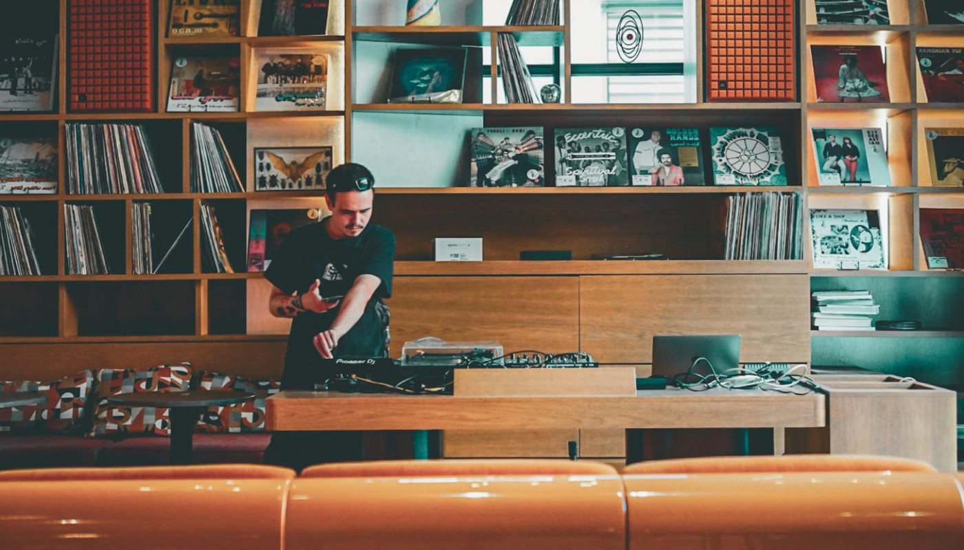 OKUPA: ΕΝΑ LISTENING BAR ΠΟΥ ΣΕΡΒΙΡΕΙ ΦΑΓΗΤΟ ΚΑΙ ΟΧΙ ΕΝΑ ΕΣΤΙΑΤΟΡΙΟ ΠΟΥ ΠΑΙΖΕΙ ΜΟΥΣΙΚΗ | Θέματα